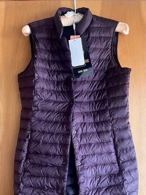 NWT Women’s  Volvik Ivoryone Goose Down Vest. Size 90/US XS. Color Berry.